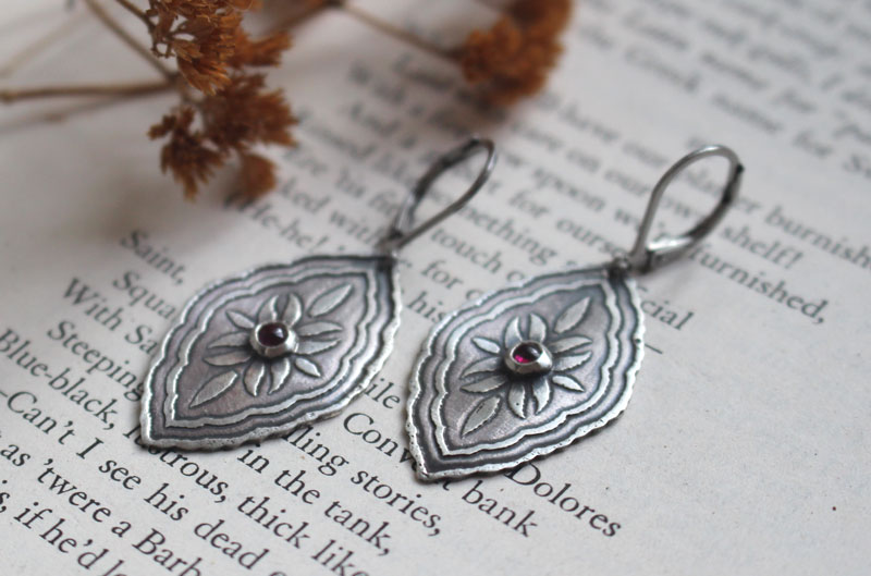 Bougainvilliers, boucles d’oreilles botanique baroque en argent et rubis