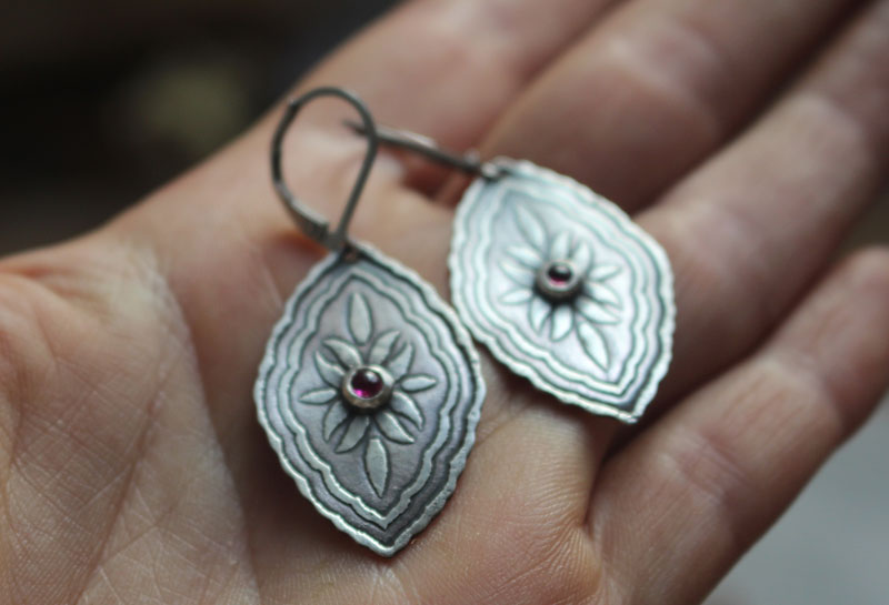 Bougainvilliers, boucles d’oreilles botanique baroque en argent et rubis