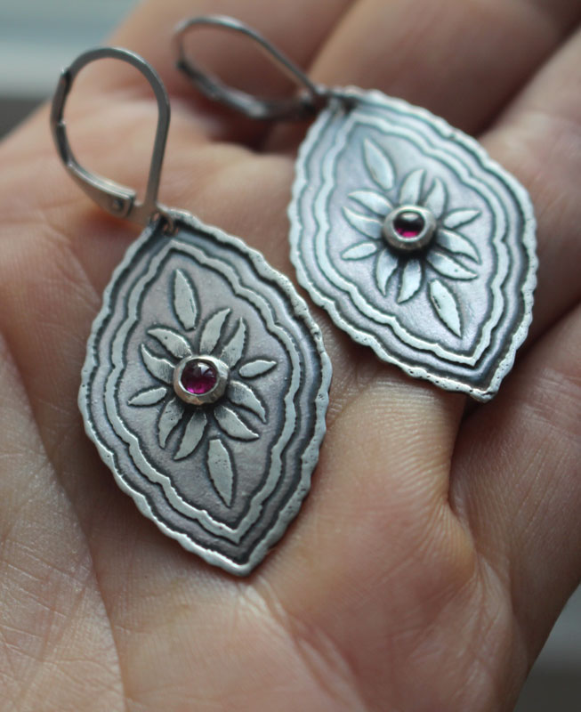 Bougainvilliers, boucles d’oreilles botanique baroque en argent et rubis