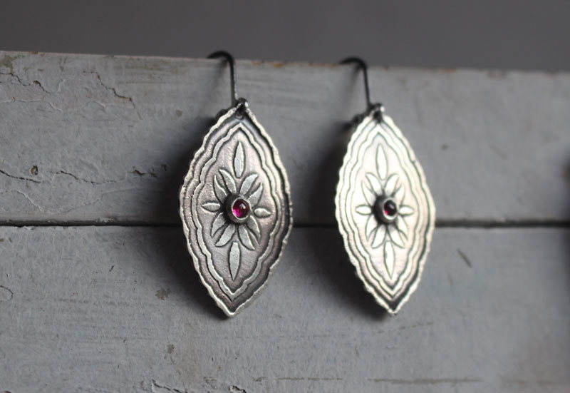 Bougainvilliers, boucles d’oreilles botanique baroque en argent et rubis