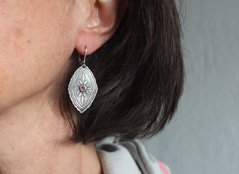 Bougainvilliers, boucles d’oreilles botanique baroque en argent et rubis
