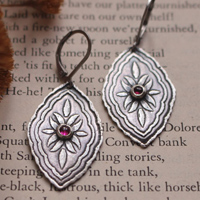 Bougainvilliers, boucles d’oreilles botanique baroque en argent et rubis