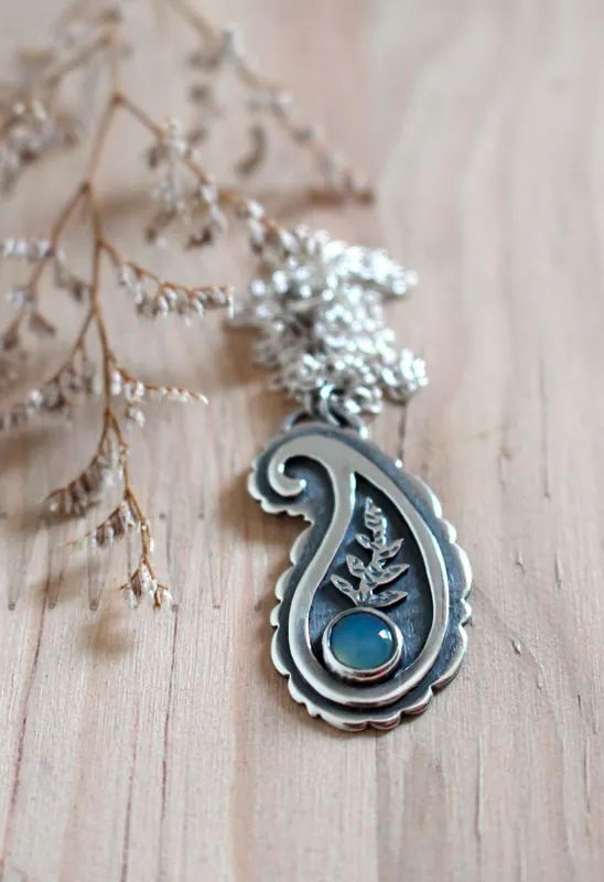 Cachemire, collier paisley iranien en argent et calcédoine