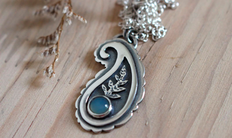 Cachemire, collier paisley iranien en argent et calcédoine