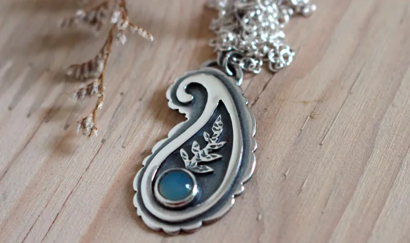 Cachemire, collier paisley iranien en argent et calcédoine