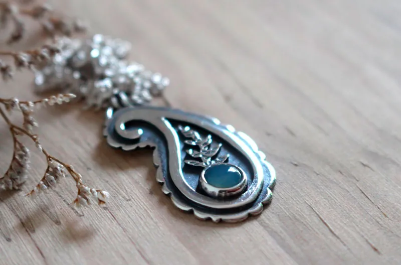 Cachemire, collier paisley iranien en argent et calcédoine