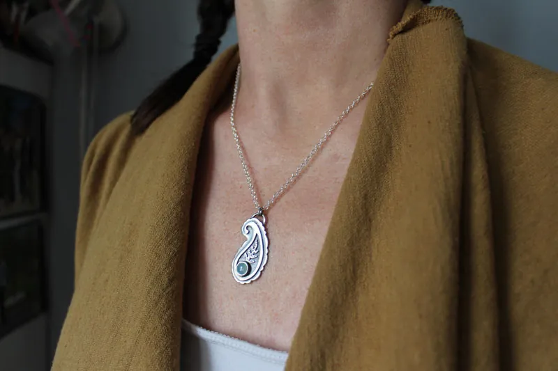 Cachemire, collier paisley iranien en argent et calcédoine