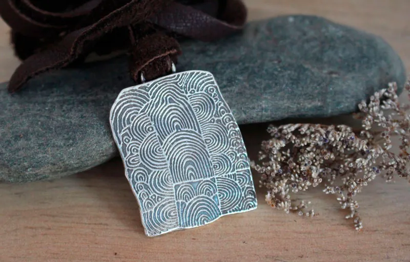 Cairn de Gavrinis, collier pierre gravée néolithique de spirales en argent