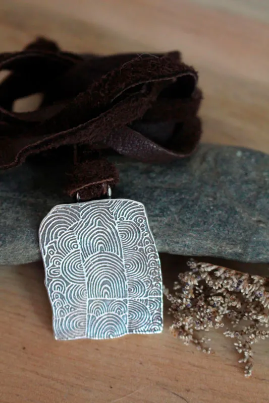 Cairn de Gavrinis, collier pierre gravée néolithique de spirales en argent