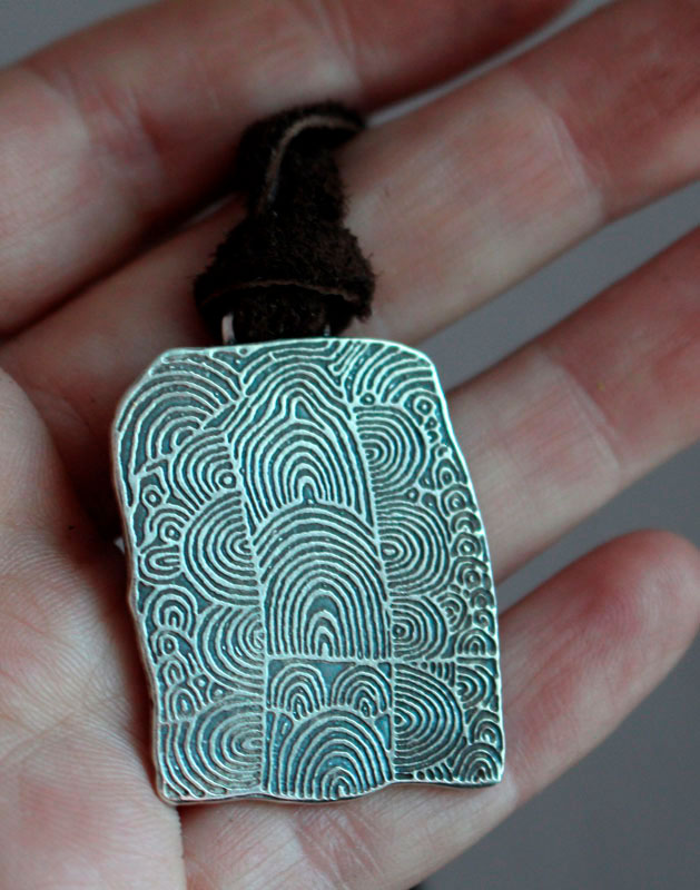 Cairn de Gavrinis, collier pierre gravée néolithique de spirales en argent