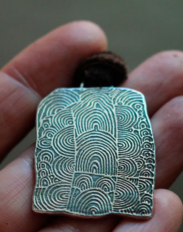 Cairn de Gavrinis, collier pierre gravée néolithique de spirales en argent