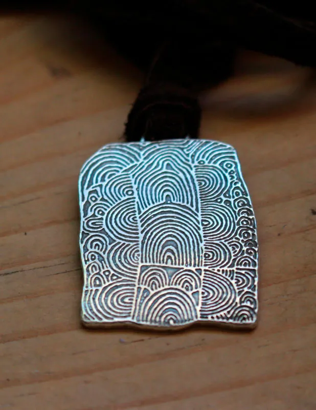 Cairn de Gavrinis, collier pierre gravée néolithique de spirales en argent