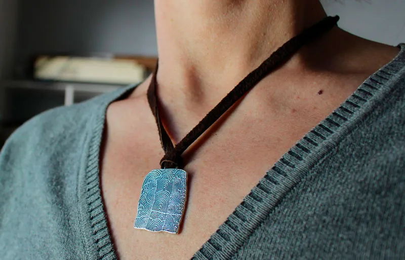 Cairn de Gavrinis, collier pierre gravée néolithique de spirales en argent