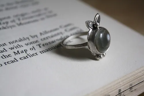 Calliope, bague poésie grecque en argent et jaspe océan