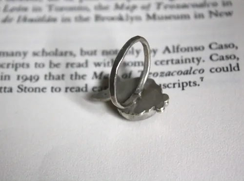 Calliope, bague poésie grecque en argent et jaspe océan