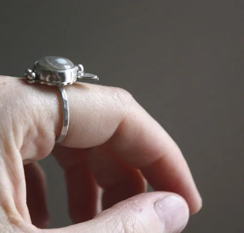Calliope, bague poésie grecque en argent et jaspe océan