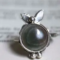 Calliope, bague poésie grecque en argent et jaspe océan