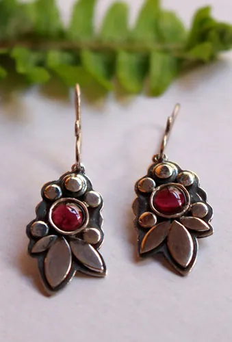 Camélia, boucles d’oreilles fleur rouge en argent et grenat