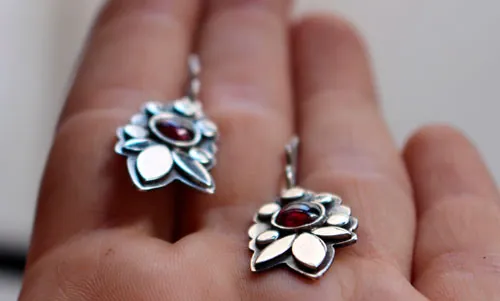 Camélia, boucles d’oreilles fleur rouge en argent et grenat