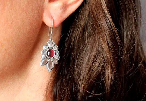 Camélia, boucles d’oreilles fleur rouge en argent et grenat