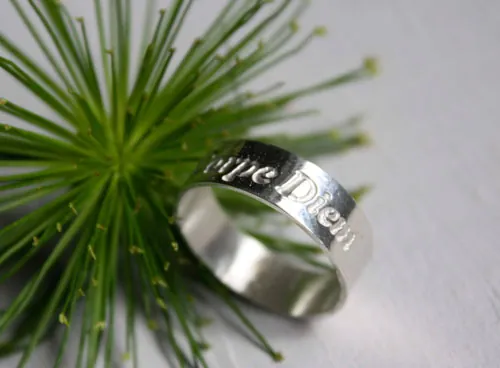 Carpe Diem, bague citation latine gravée en argent