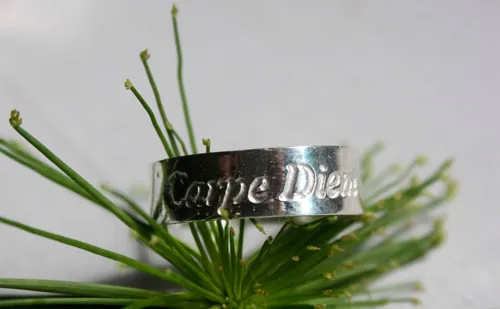 Carpe Diem, bague citation latine gravée en argent