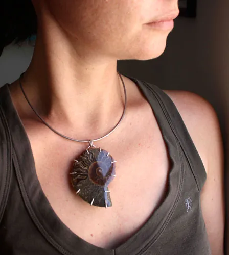 Cephalopoda, pendentif témoin de l’histoire en argent et ammonite