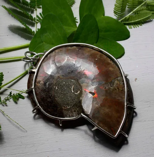 Cephalopoda, pendentif témoin de l’histoire en argent et ammonite