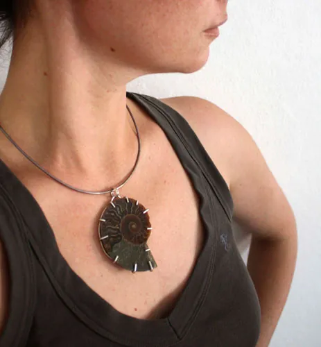 Cephalopoda, pendentif témoin de l’histoire en argent et ammonite