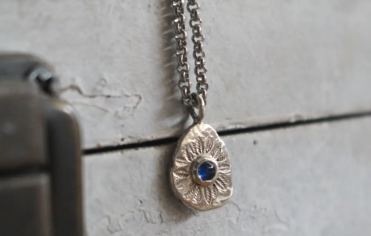 Cercle de feuilles, pendentif mandala floral en argent et saphir bleu