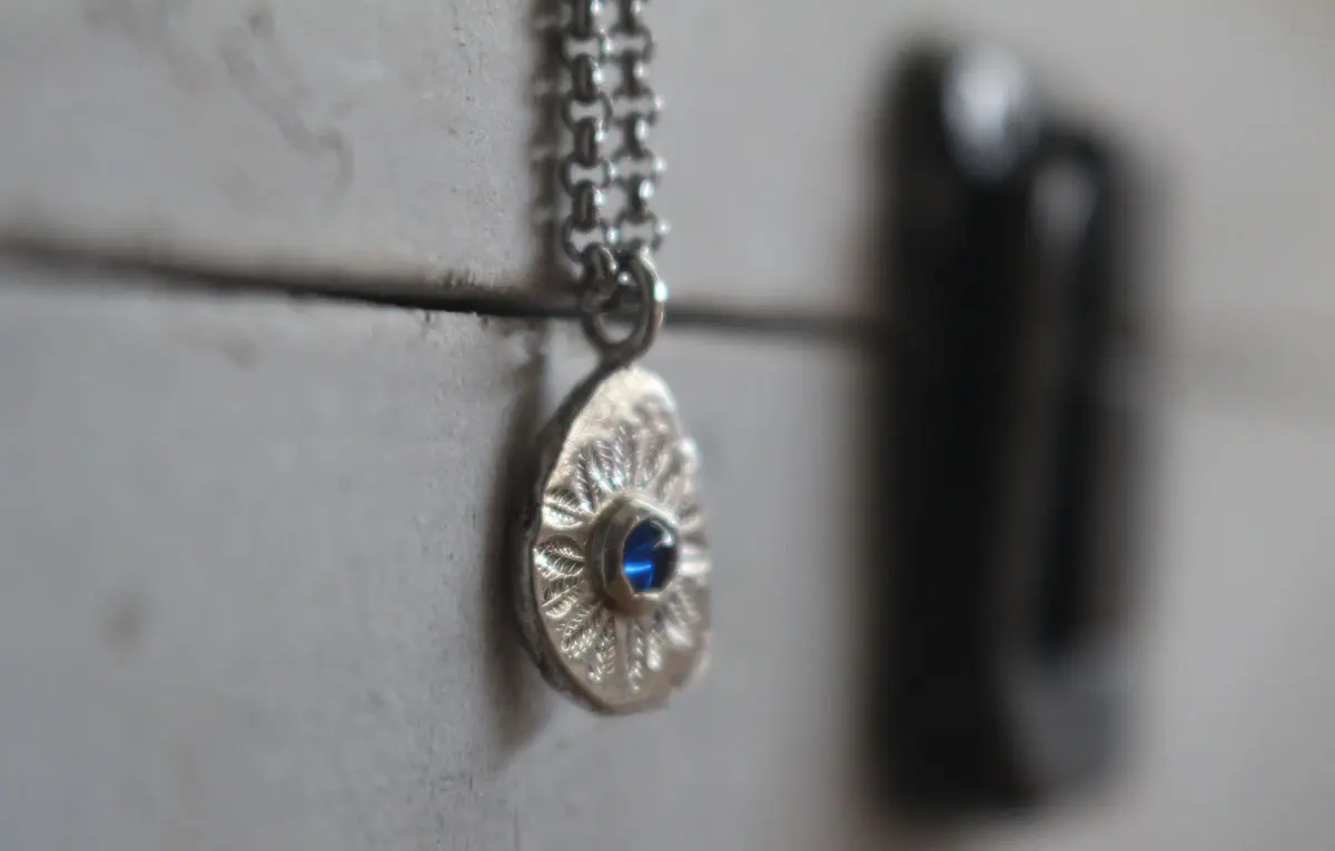 Cercle de feuilles, pendentif mandala floral en argent et saphir bleu