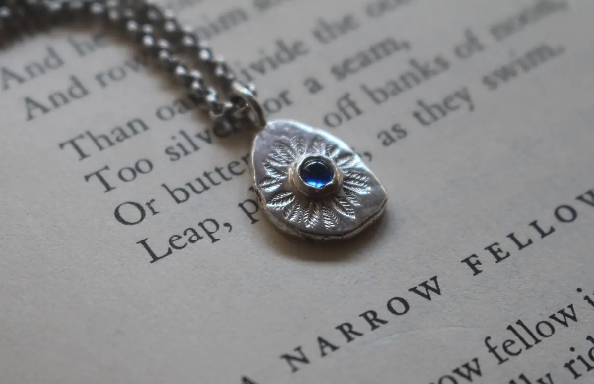 Cercle de feuilles, pendentif mandala floral en argent et saphir bleu
