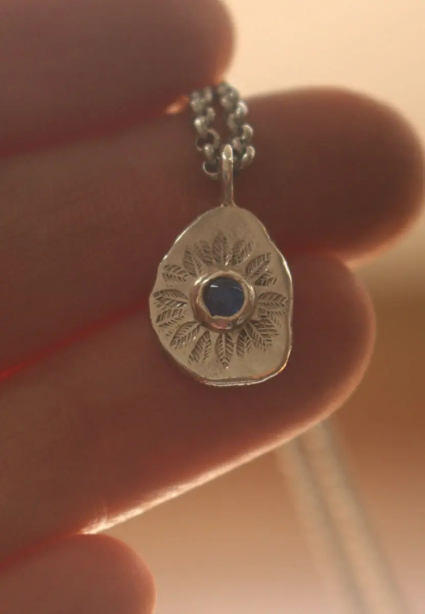 Cercle de feuilles, pendentif mandala floral en argent et saphir bleu
