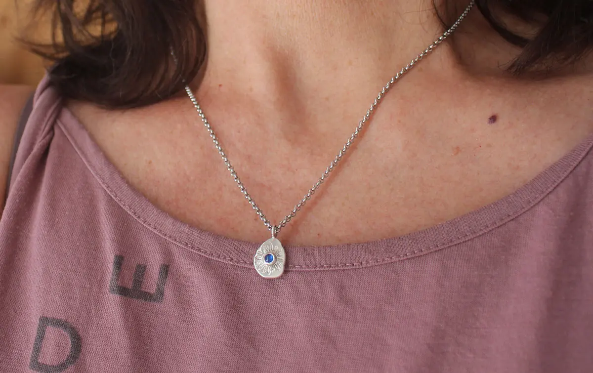 Cercle de feuilles, pendentif mandala floral en argent et saphir bleu