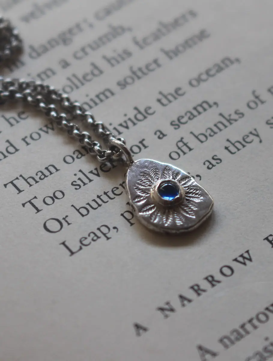 Cercle de feuilles, pendentif mandala floral en argent et saphir bleu