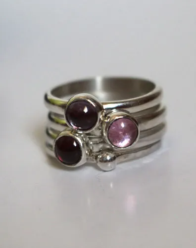 Cerisier en fleur, bague empilable en argent, grenat, alexandrite et zircon