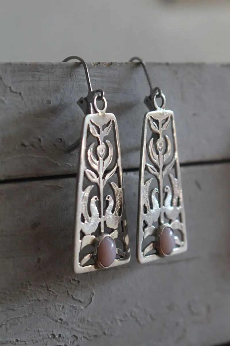 Chant de l’aurore, boucles d’oreilles fleur et oiseau en argent et opale