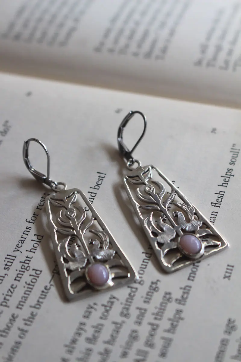 Chant de l’aurore, boucles d’oreilles fleur et oiseau en argent et opale