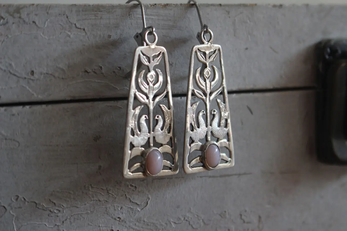 Chant de l’aurore, boucles d’oreilles fleur et oiseau en argent et opale