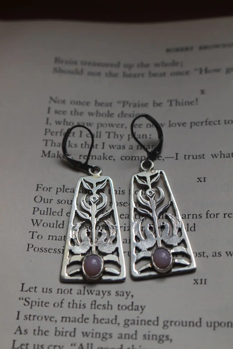 Chant de l’aurore, boucles d’oreilles fleur et oiseau en argent et opale