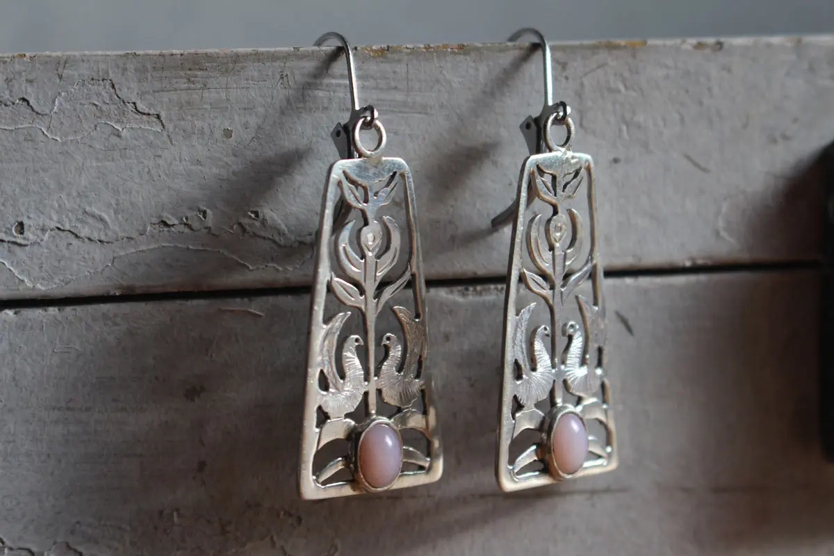 Chant de l’aurore, boucles d’oreilles fleur et oiseau en argent et opale