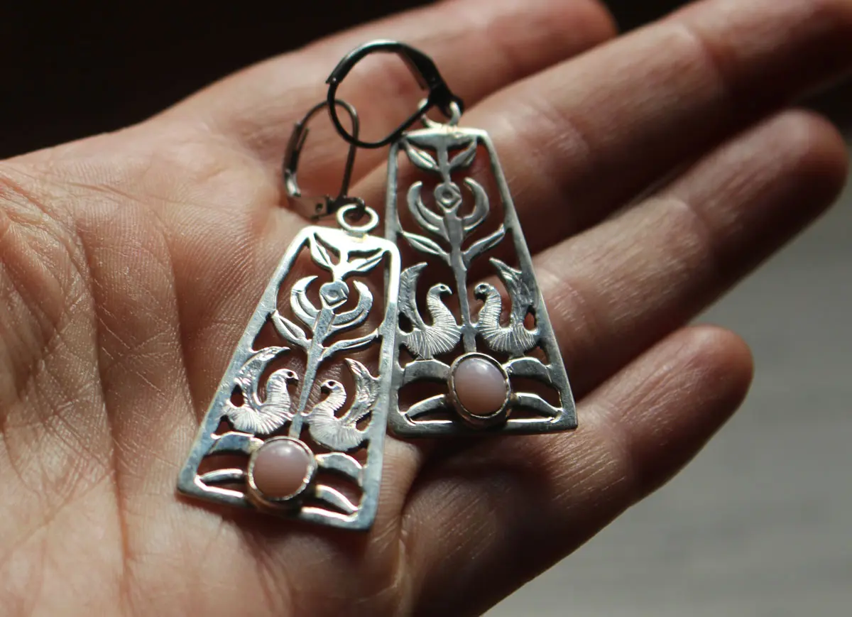 Chant de l’aurore, boucles d’oreilles fleur et oiseau en argent et opale