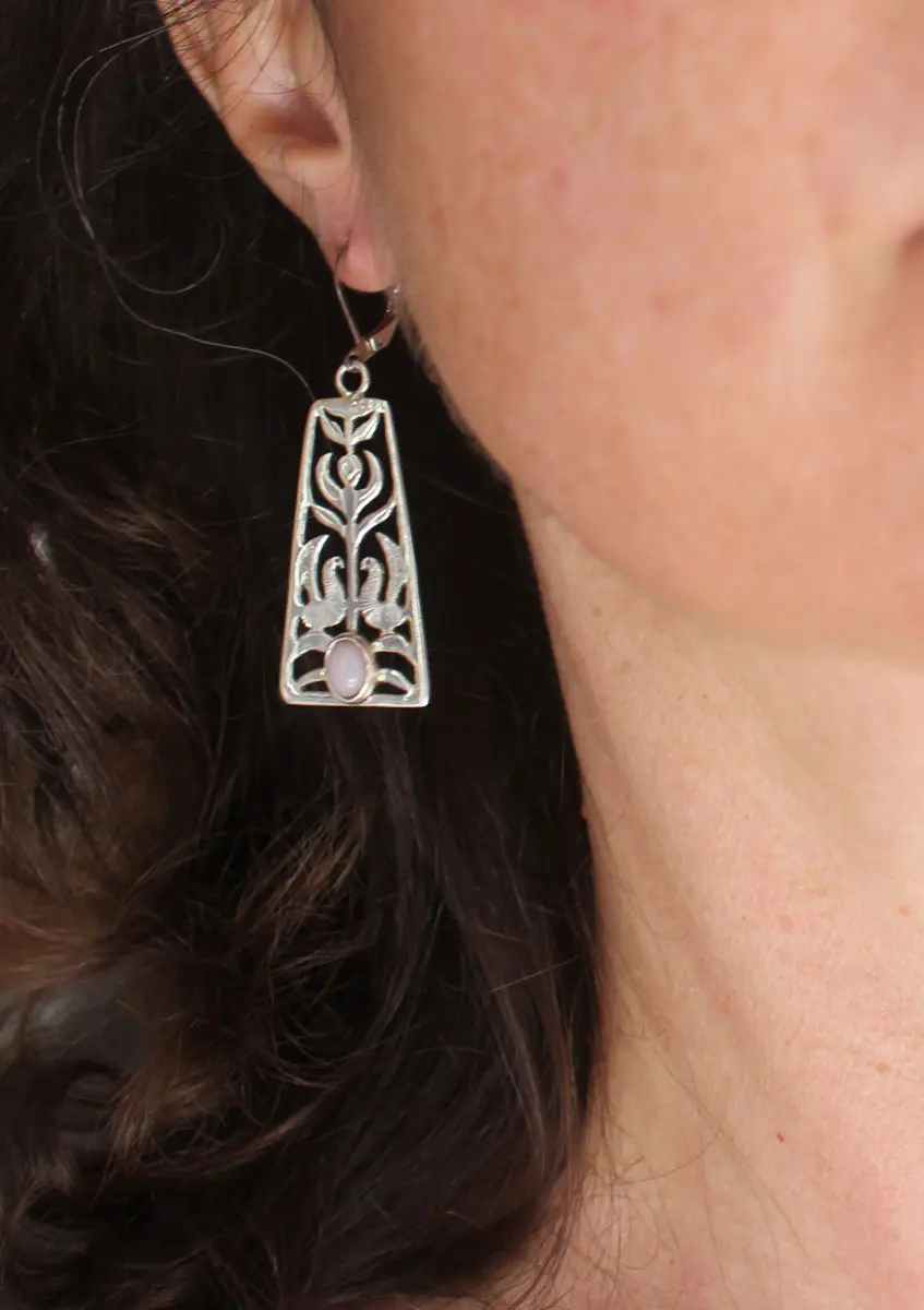 Chant de l’aurore, boucles d’oreilles fleur et oiseau en argent et opale