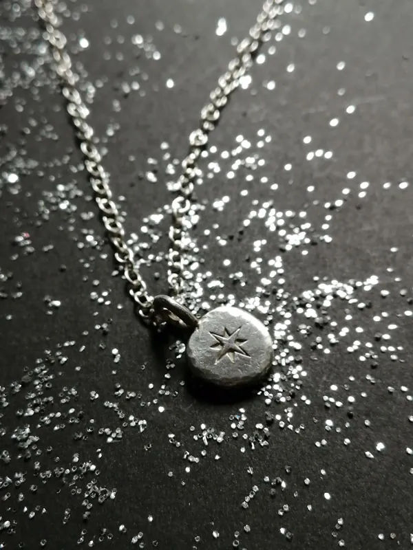 Chemin, collier rose des vents en argent