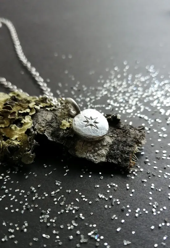 Chemin, collier rose des vents en argent