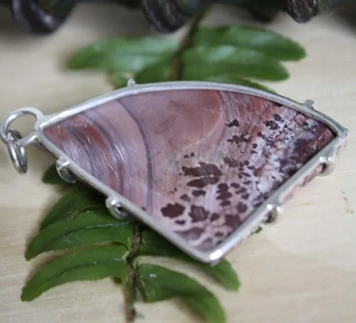 Chiricahua, pendentif tribu amérindienne en argent et rhyolite apache