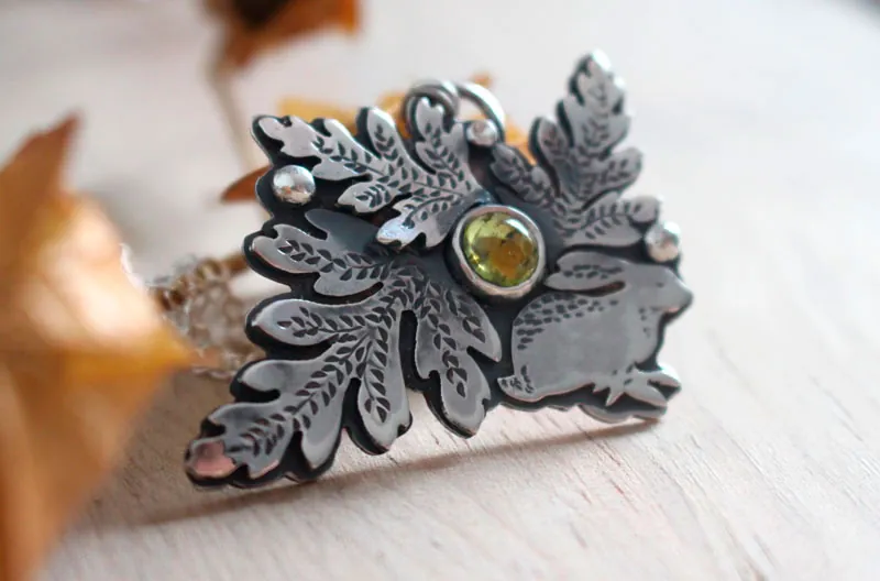 Choix, collier lapin dans les fougères en argent et péridot
