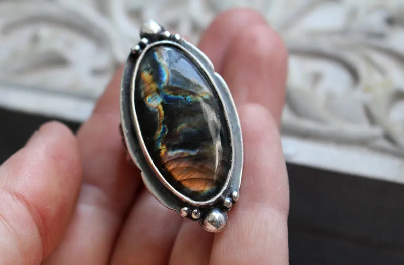Ciel de tempête, bague miroir céleste en argent et labradorite