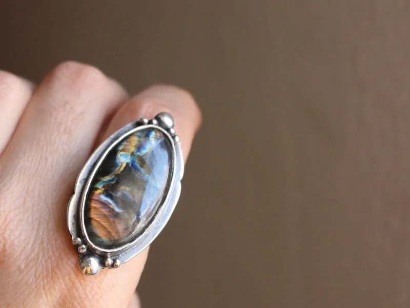 Ciel de tempête, bague miroir céleste en argent et labradorite