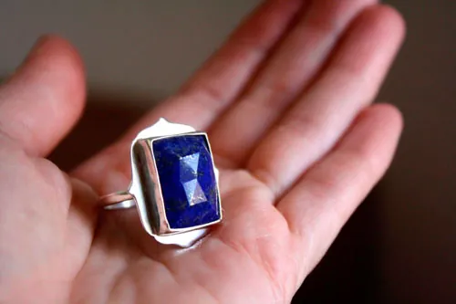 Cléopâtre, bague égyptienne en argent et lapis-lazuli